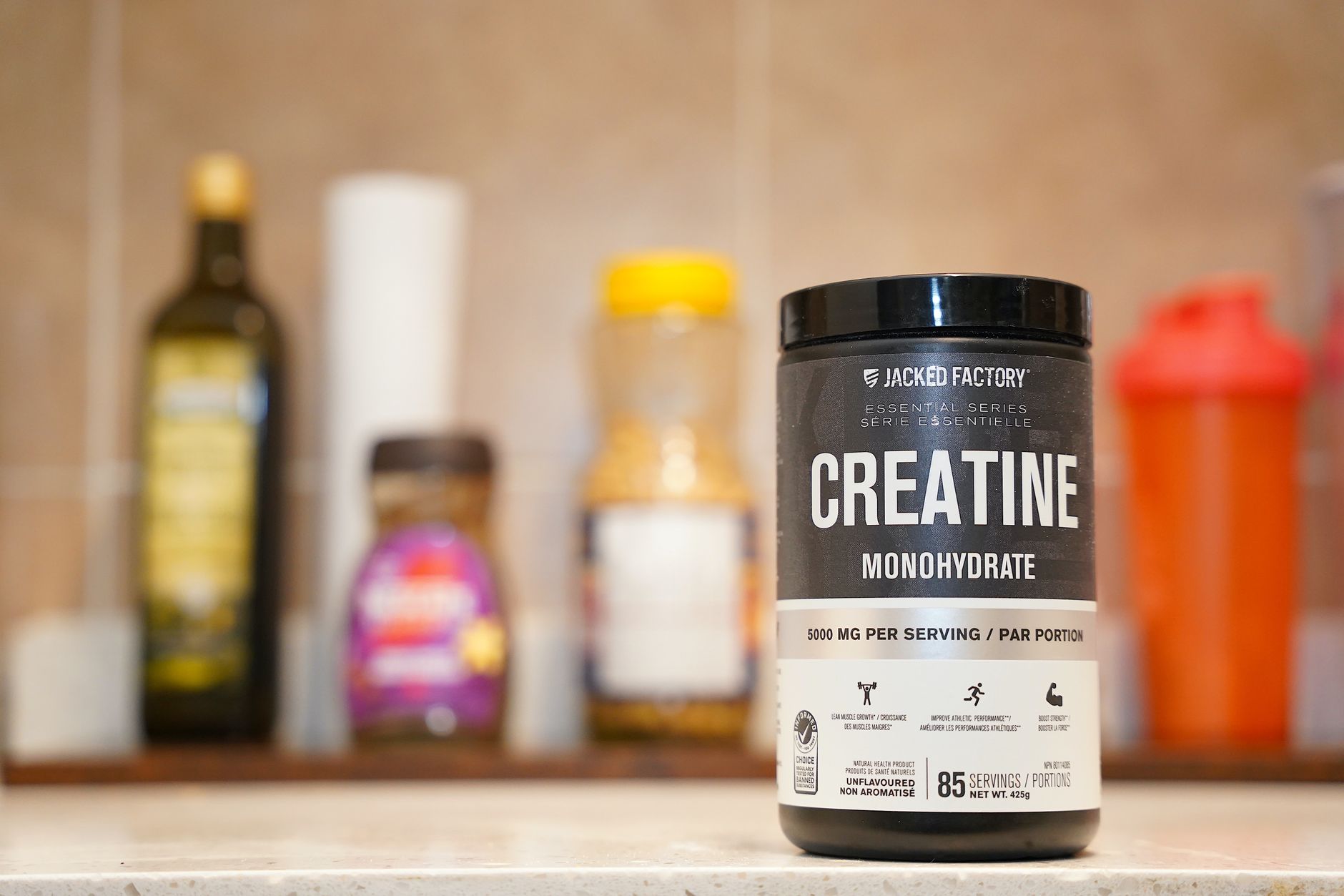 Creatina e pré-treino dispostos em fundo escuro
