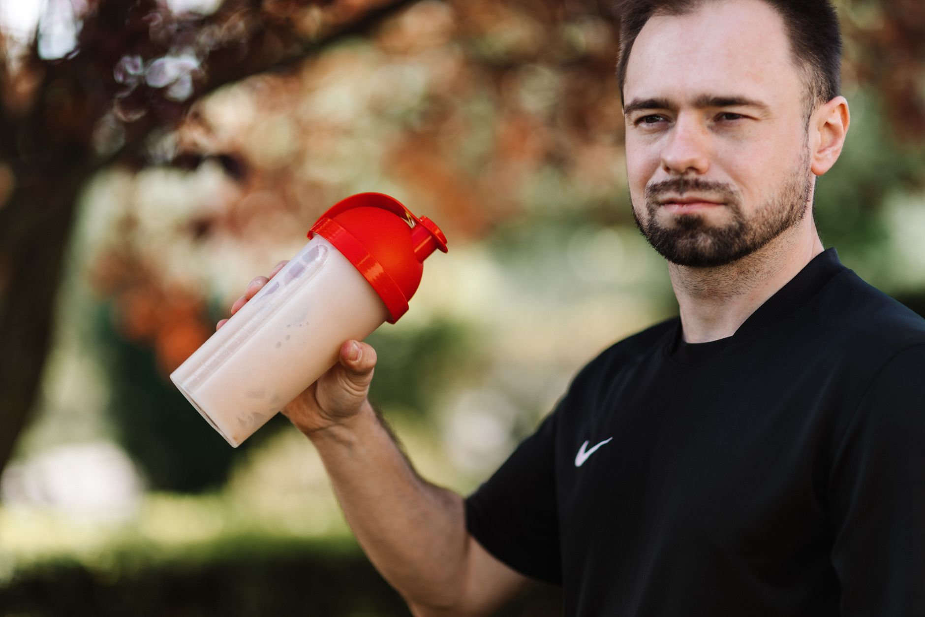 Suplementos e whey protein em fundo escuro com alta energia